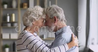 有感情的年迈的祖父母夫妇在家拥抱在一起